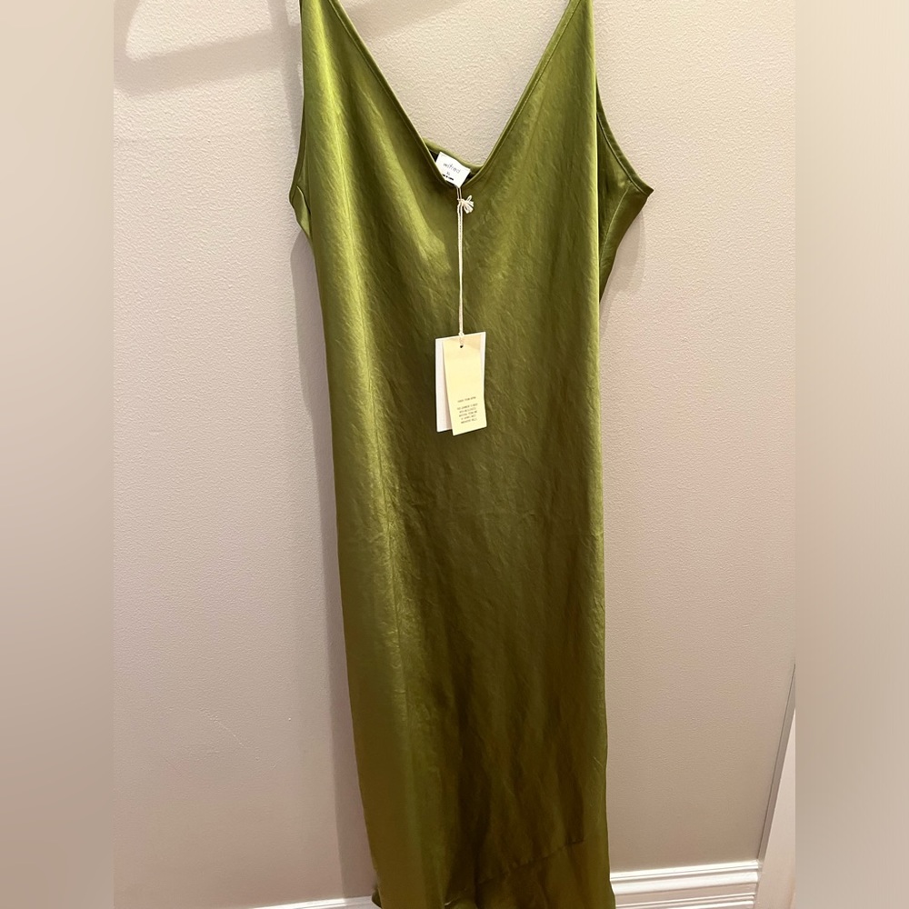NEVER WORN, WITH TAGS Aritzia Wilfred Slip Midi dress.
